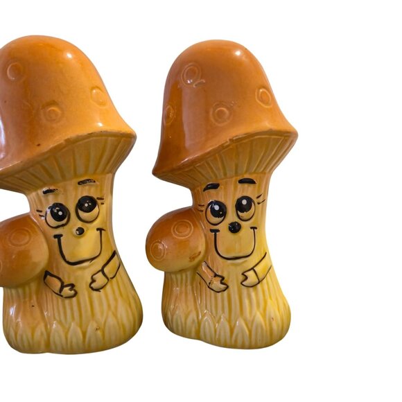 Anthropomorphic Mushroom Salt & Pepper Shakers 1970 Smiling Retro Kitchen Decor - Picture 7 of 9